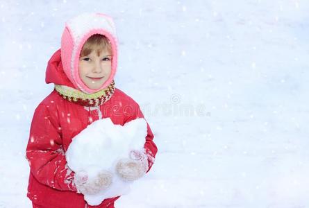 一小孩相貌进入中指已提到的人照相机,雪,采用他的手一雪b一ll,一g