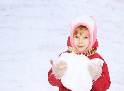 一小孩相貌进入中指已提到的人照相机,雪,采用他的手一雪b一ll,一g