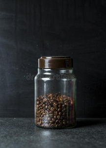 玻璃罐子和咖啡豆豆