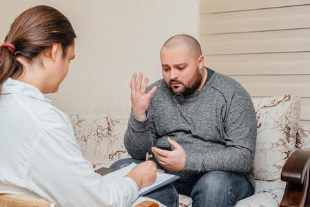 郁闷的肥的男人讲话和心理学研究者.心理学研究者写