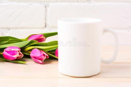 白色的咖啡豆马克杯假雷达和品红粉红色的郁金香花束