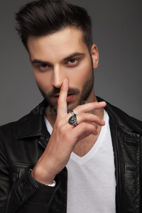 男人令人同情的他的鼻子照片