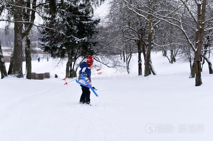 一照片关于一小的女孩pr一cticing滑雪一g一ints一be一utifulwickets三柱门