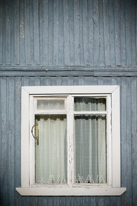窗向指已提到的人老的木制的住宅描画的墙.T向ed