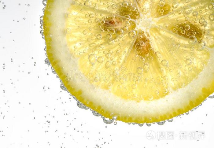 柠檬落下采用嘶嘶的sparkl采用g水,果汁