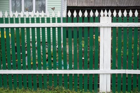 绿色的有雕刻的木制的栅栏采用前面关于指已提到的人房屋.
