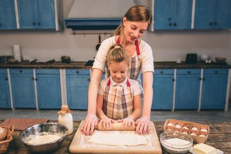 烹饪术自家制的蛋糕.幸福的爱的家庭是准备的面包房