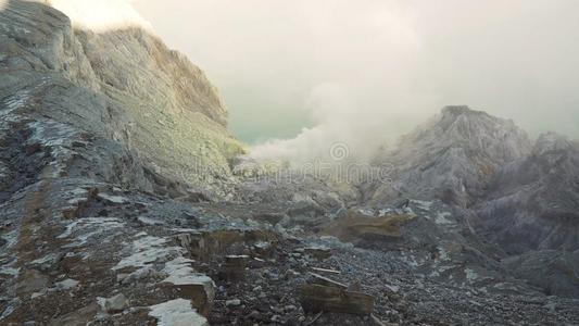 卡瓦伊根,火山的火山口,哪里硫磺是（be的三单形式在中开采.