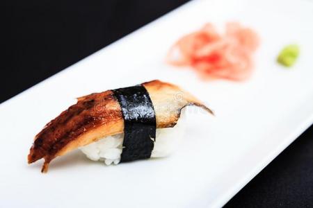 鳝鱼寿司serve的过去式向一pl一te