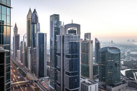 看法关于迪拜国际的财政的地区在日出.