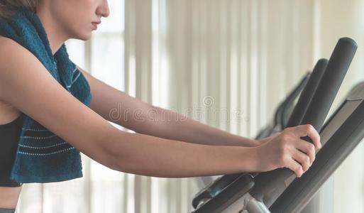 女人跑步向踏车采用家健康