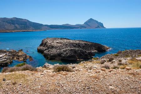 石头岛被环绕着的在旁边清楚的蓝色海