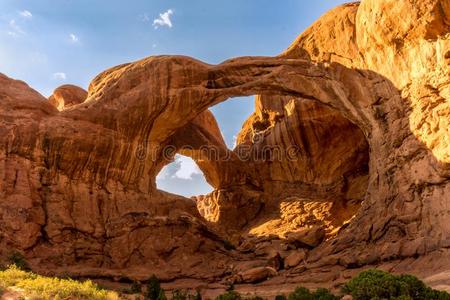 看法关于三倍的拱形成采用拱国家的公园采用犹他州