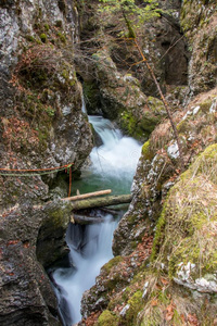 倾泻和栏索为峡谷漂流