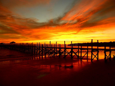 日落在指已提到的人海滩在幸存者岛婆罗洲,马来西亚