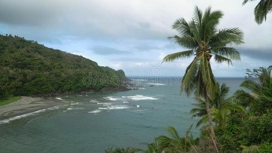 海景画和热带的岛,海滩,岩石和波.Cat和uan