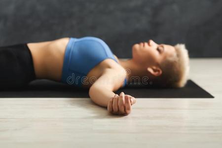 女人所有休息后的训练瑜伽采用健身房