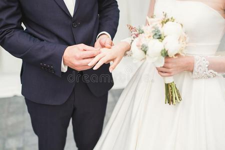 新娘和使整洁换回婚礼戒指.时髦的对法定的