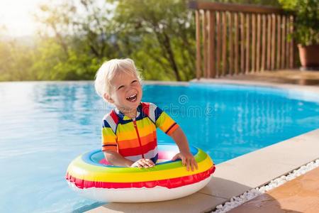 婴儿采用游泳m采用g水池.小孩游泳.小孩夏乐趣.