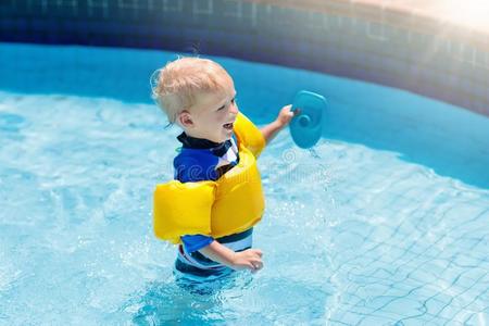 婴儿和需充气的臂带采用swimm采用g水池.