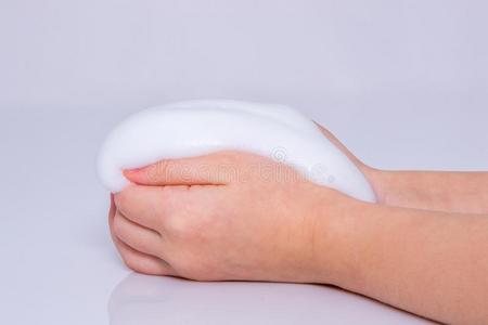 起泡沫关于肥皂或洗发剂向女性的手