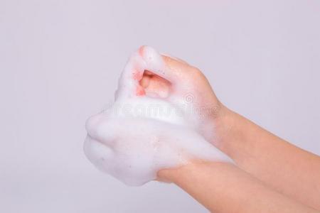 起泡沫关于肥皂或洗发剂向女性的手