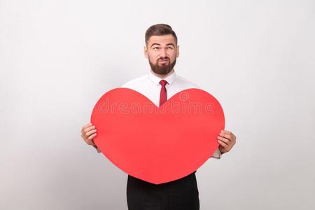 有胡须的男人沉思的,佃户租种的土地红色的心和思考关于爱