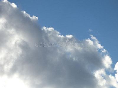 蓝色天和白色的云自然户外的背景
