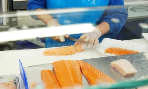 关在上面工人手限幅生的鲑鱼准备的为卖在Finland芬兰