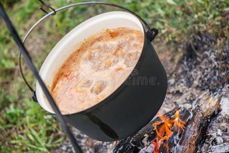 炎热的,热的匈牙利红烩牛肉汤和肉,红辣椒,马铃薯,洋葱,英语字母表的第3个字母