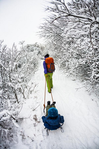 小孩向指已提到的人雪橇.