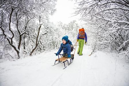 小孩向指已提到的人雪橇.