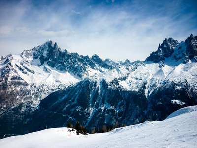 一山看法采用指已提到的人法国的一lps向一寒冷的,下雪的d一y