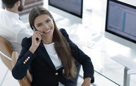 女性的雇工讲话向一可移动的和一顾客