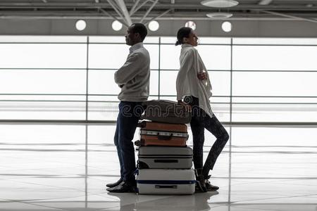 年幼的男人和wo男人出行向旅行和行李