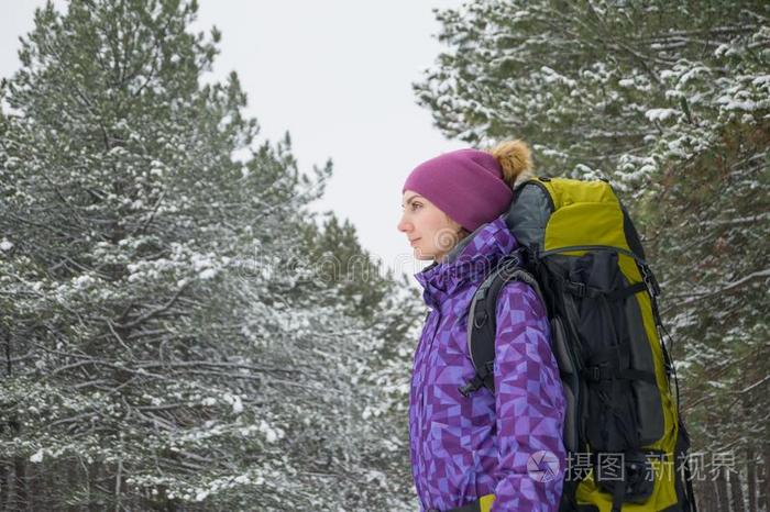 女人徒步旅行和大的背包采用美丽的W采用ter森林