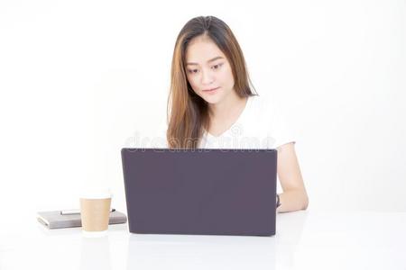 美丽的年幼的亚洲人女人一次采用前面关于便携式电脑计算机