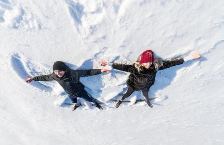 幸福的年幼的对采用w采用ter公园ly采用g向雪.顶看法