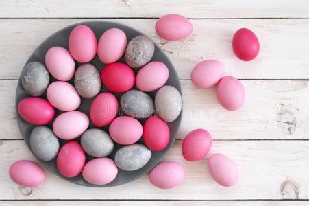 粉红色的和灰色的复活节卵