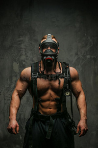 肌肉的消防队员采用氧面具