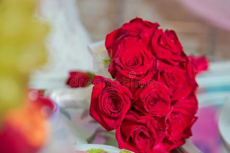 红色的婚礼花束关于花.婚礼花束和珍珠和