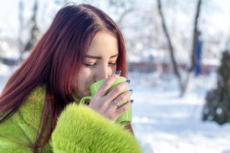 美丽的漂亮的漂亮的红发的人女性的十几岁的青少年采用一绿色的毛皮co一