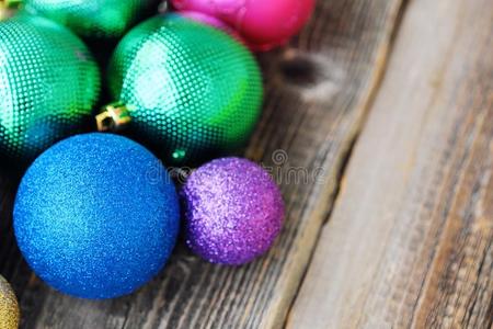 美丽的有色的圣诞节玩具向指已提到的人树