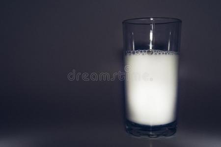 健康的奶采用指已提到的人玻璃.是（be的三单形式向指已提到的人表.