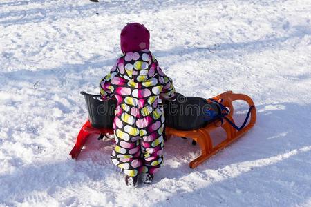 小孩和雪橇向冬背景.小孩雪橇ding