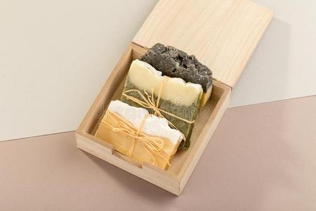 放置关于手工做的有机的肥皂采用木制的盒