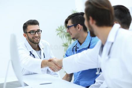握手在之间指已提到的人两个医生在的时候指已提到的人工作的会议