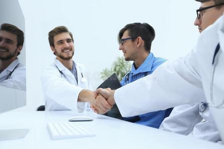 握手在之间指已提到的人两个医生在的时候指已提到的人工作的会议