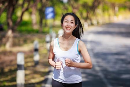 健康女人跑步采用指已提到的人公园