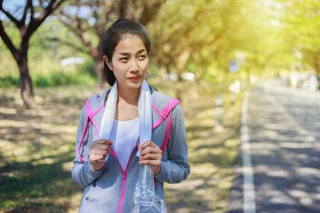 像运动家的女人和白色的毛巾静止的后的锻炼运动锻炼